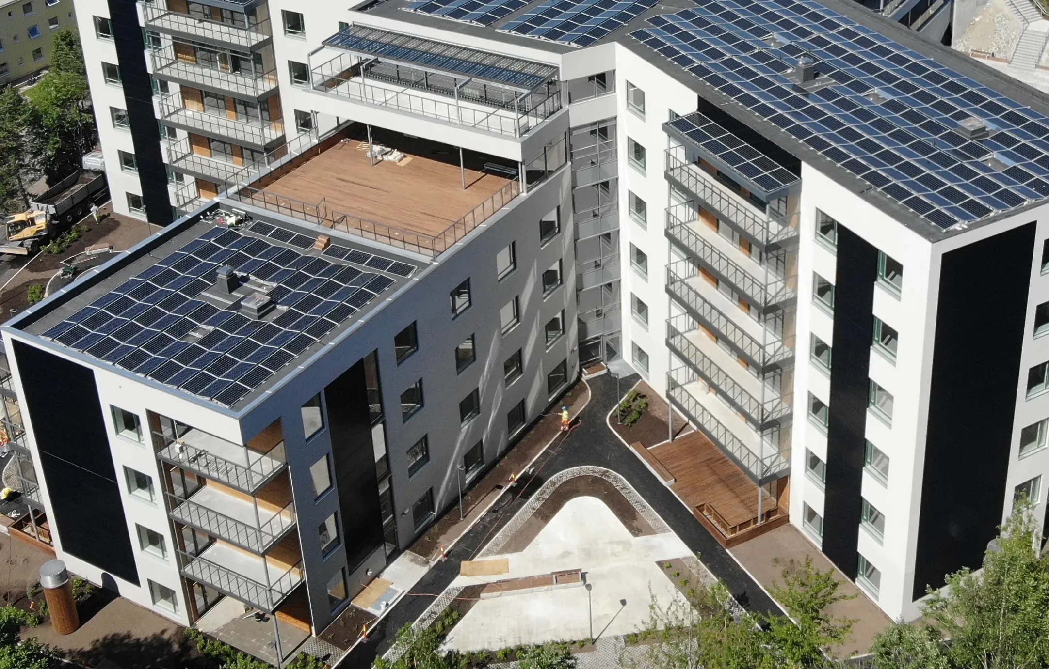 Boligblokker på Lindeberg med solcellepaneler på de flate takene, sett fra drone