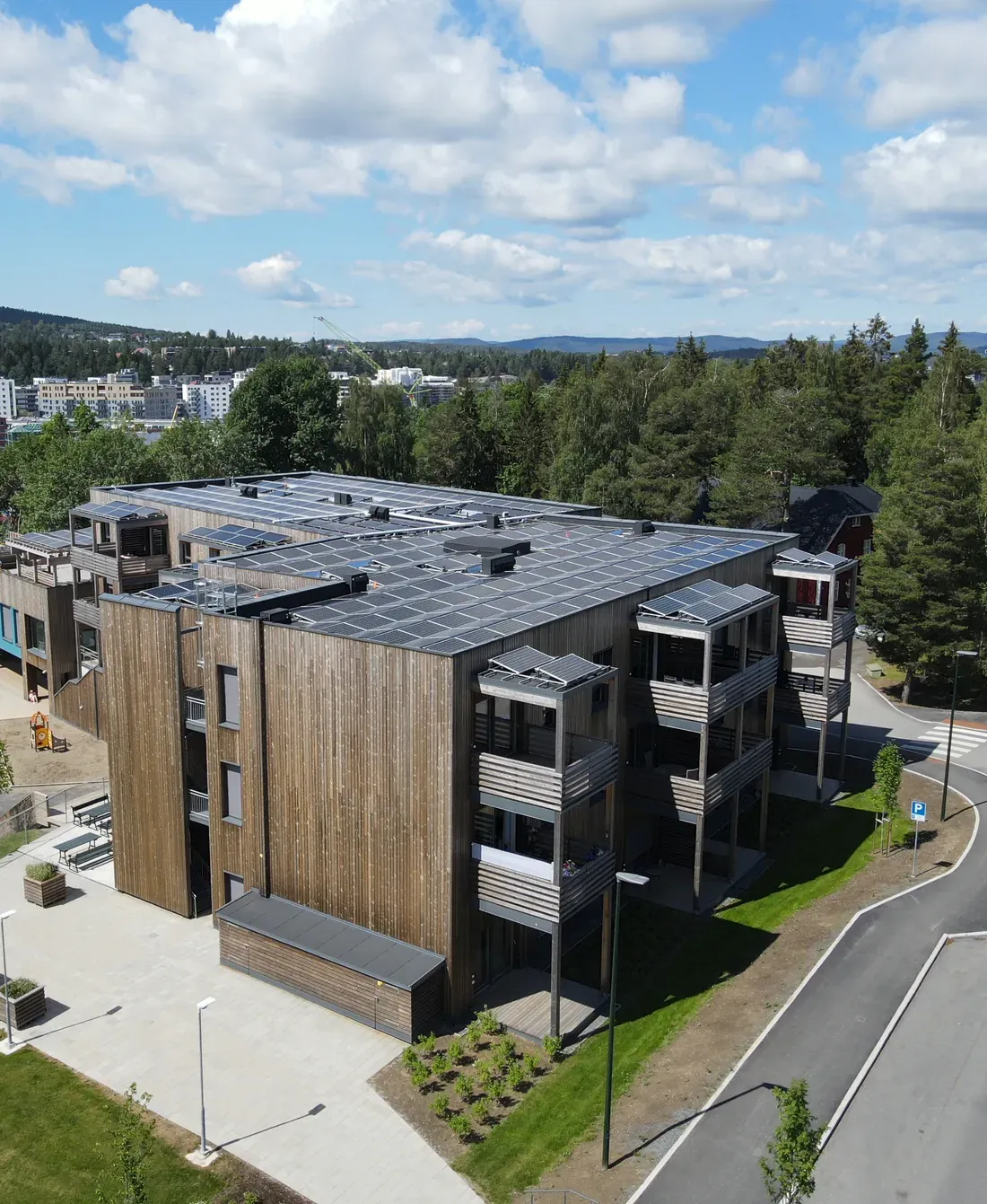 Leilighetsbygg i tre i Løkenåsveien med solcellepaneler på taket