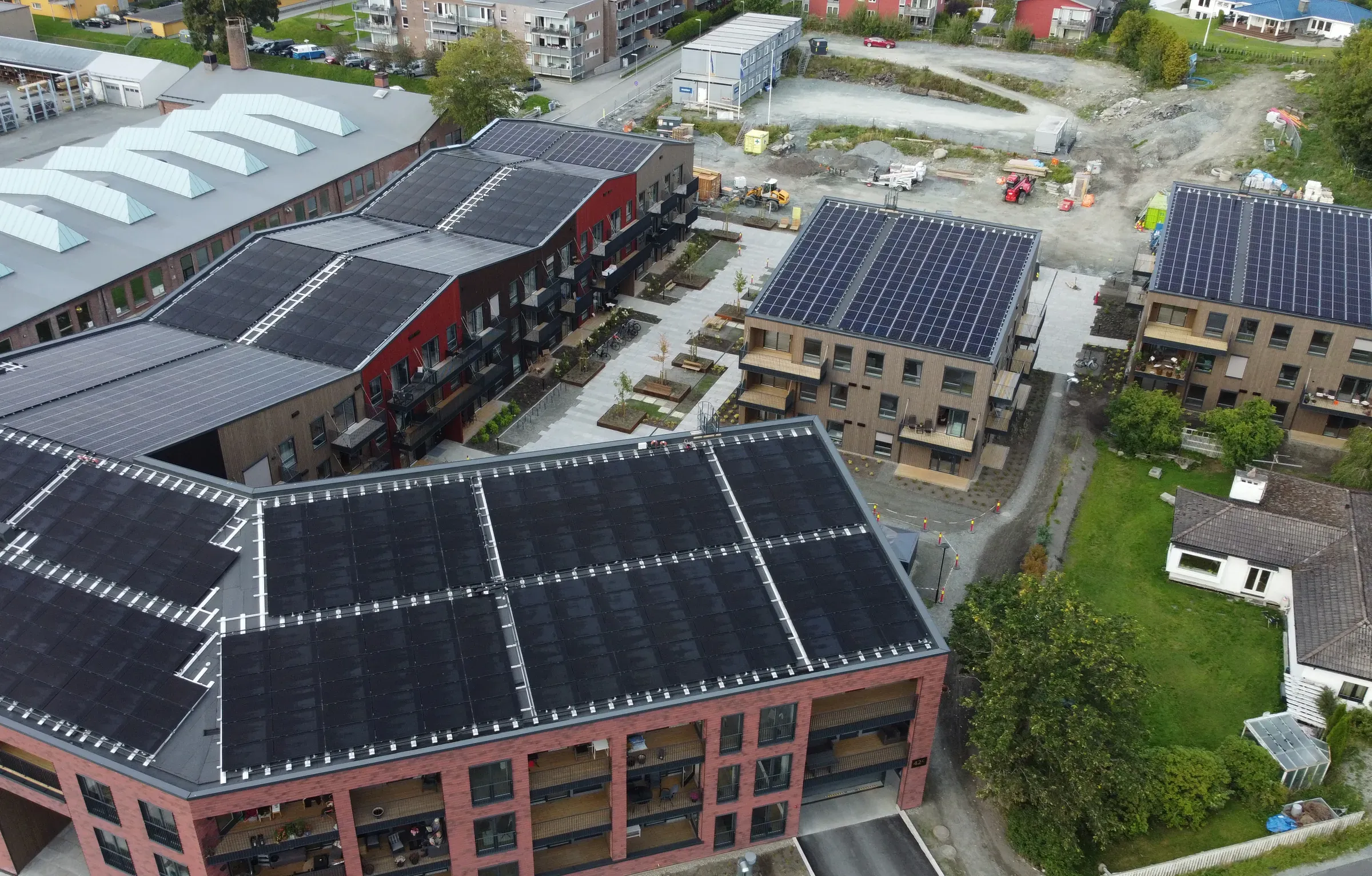 Leilighetsbygg i tegl på Gartnersletta med solcellepaneler på takene