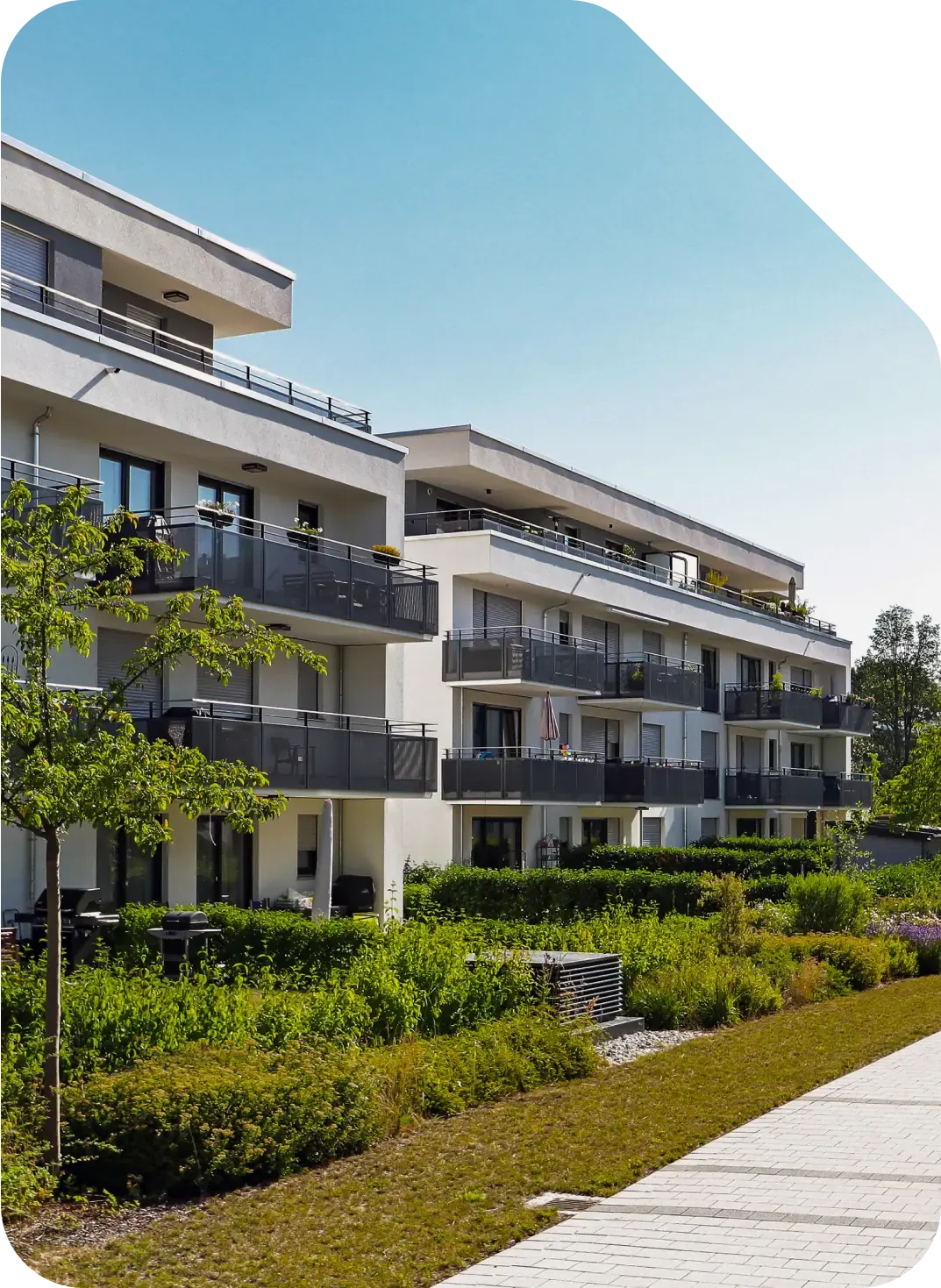 Boligblokk med balkonger sett fra bakkenivå